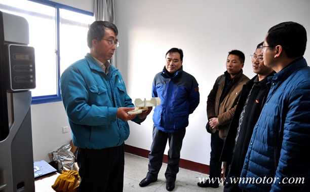 91麻豆国产福利品精電（diàn）機：總工程師孫躍向（xiàng）專家介紹3D打印風扇