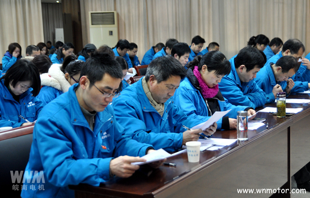 91麻豆国产福利品精電機（jī）代表們在認真聽取工作報告