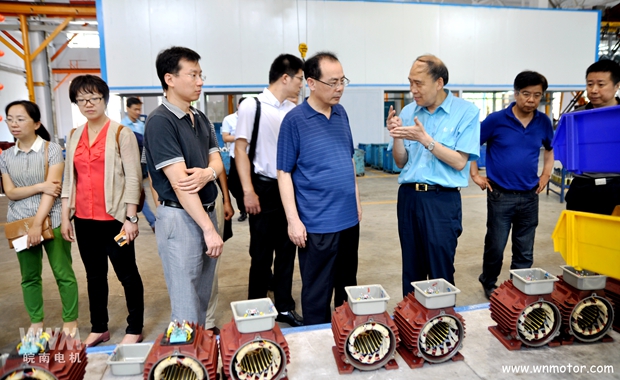 91麻豆国产福利品精電機陪同宋誌明副司（sī）長在線圈車間參觀調研