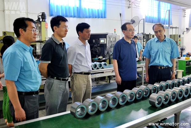 管兵副董事長（zhǎng）在向宋誌明副司長介（jiè）紹公司的（de）產品