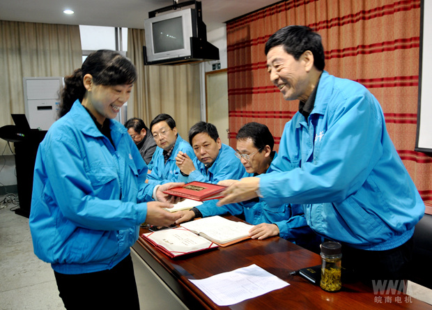 董事長（zhǎng）陳根喜為獲獎部門頒獎（jiǎng） 