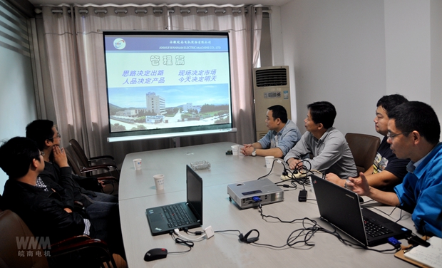 審核人員在聽取（qǔ）公司（sī）的情況介紹