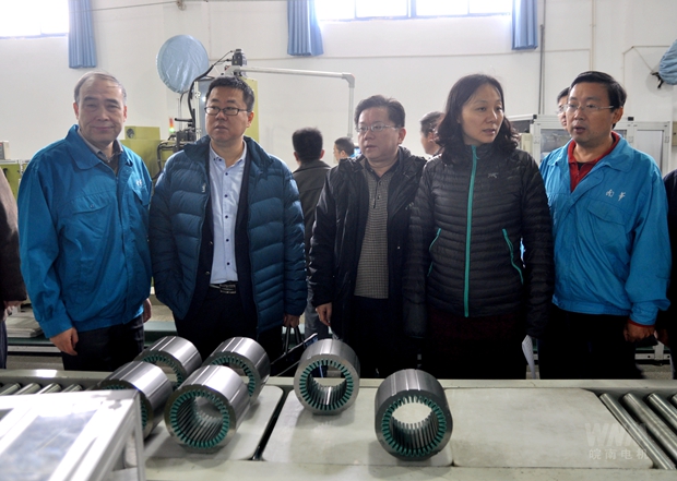 管兵陪同考核組參觀線（xiàn）圈（quān）車（chē）間自動化流水線