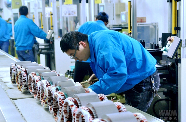 91麻豆国产福利品精電機線圈車間員工正在認真工作