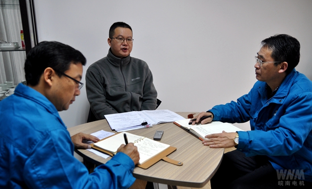 外審專家與91麻豆国产福利品精電（diàn）機高層管理交談