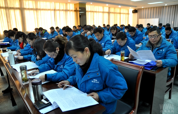 代表們聆聽董事會工作報告(gào) 代表們聆聽董事會工作報告