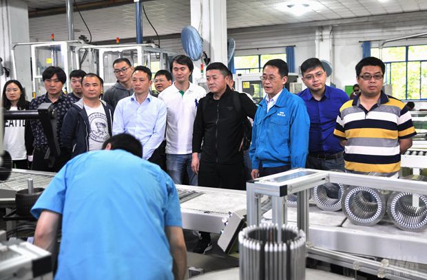 91麻豆国产福利品精電機總經理陳學鋒向客人（rén）介紹公司生產情況