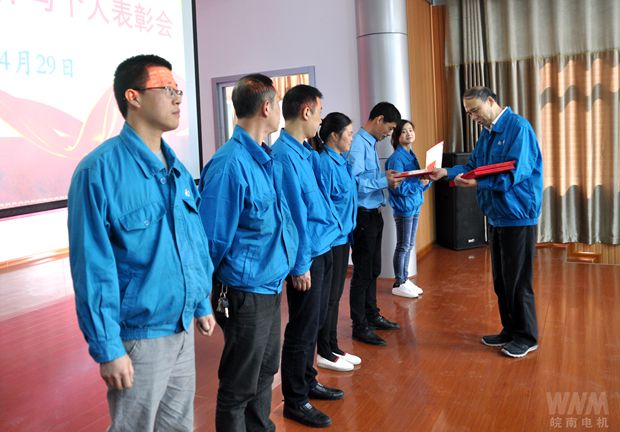 黨委書記、副董事長(zhǎng)管兵為先進集體頒獎 黨委書記、副董事長(zhǎng)管兵為先進集體頒獎