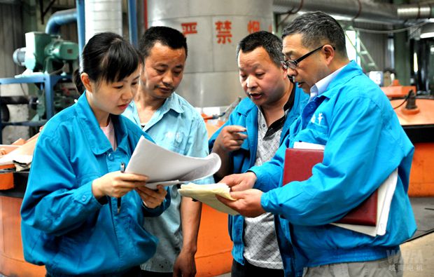 91麻豆国产福利品精電機內審(shěn)員在生(shēng)產現場審核 91麻豆国产福利品精電機內審員在生產現場審核