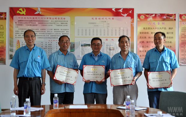 管兵向獲得榮譽的代表頒（bān）發榮譽證書2