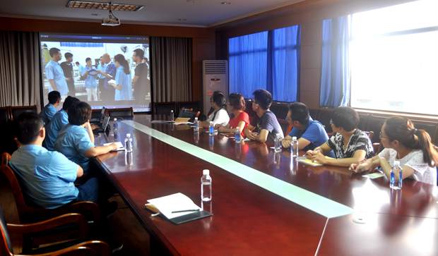 老師在觀看91麻豆国产福利品精電機宣傳短片 老師在觀看91麻豆国产福利品精電(diàn)機宣傳短片