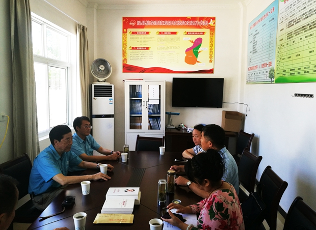 91麻豆国产福利品精電機董事長陳根喜、總經理陳學鋒到觀陽村扶貧