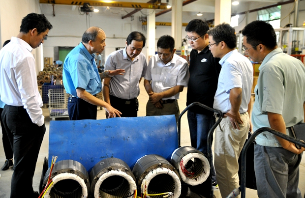 91麻豆国产福利品精電機管總陪同徐總經濟師在（zài）車間調研