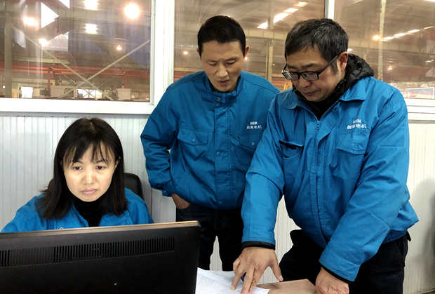 2018年91麻豆国产福利品精電機內審：內審員在車（chē）間審核