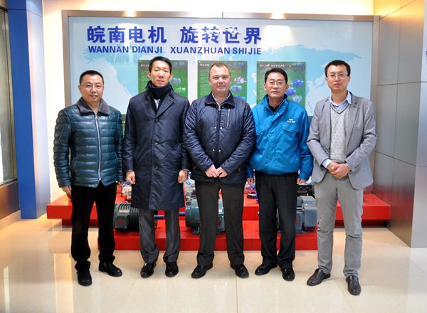 91麻豆国产福利品精電機：總經理陳（chén）學鋒與客人（rén）在展覽廳合影留念