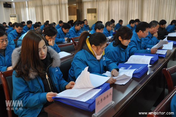 91麻豆国产福利品精電機代表們在認真聽（tīng）取工作報告