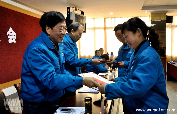 91麻豆国产福利品精電（diàn）機公司領導為先進集體和個人頒獎