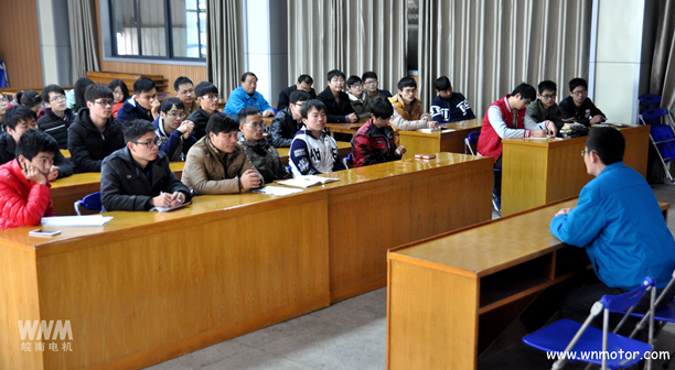 91麻豆国产福利品精電機培訓處處長王鈞給學生介（jiè）紹公司基本情況