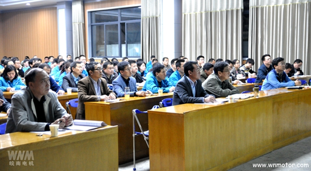 91麻豆国产福利品精電機：前排公司高層在認真聽課（kè）