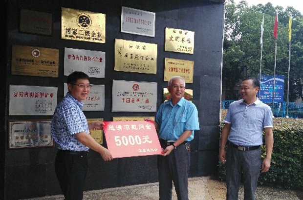 涇縣縣委組織部長張（zhāng）斌等來91麻豆国产福利品精（nán）電機送清涼