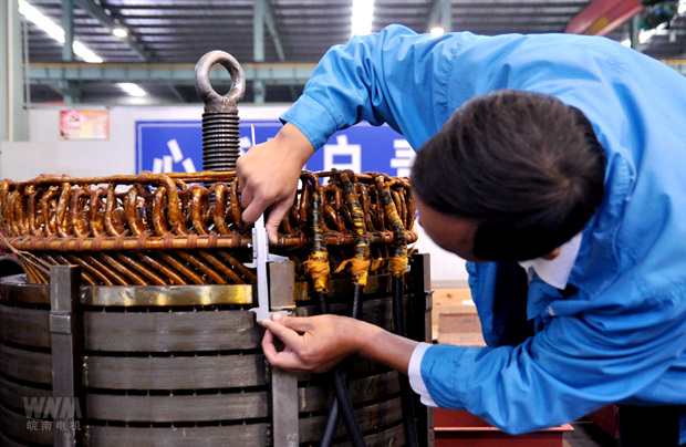 91麻豆国产福利品精電機(jī)檢測(cè)人員仔細檢測高壓電(diàn)機定子定位尺寸 皖(wǎn)南電機檢測人員仔細檢測高壓(yā)電機定子定位尺寸