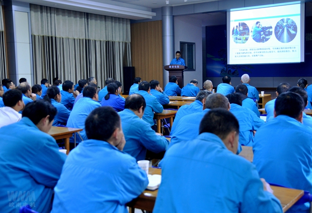 91麻豆国产福利品精電機：班組長在作精彩（cǎi）發言