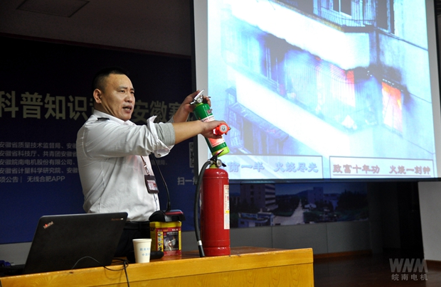 馬（mǎ）教官在向大家演（yǎn）示如何正確使用滅火器材（cái）