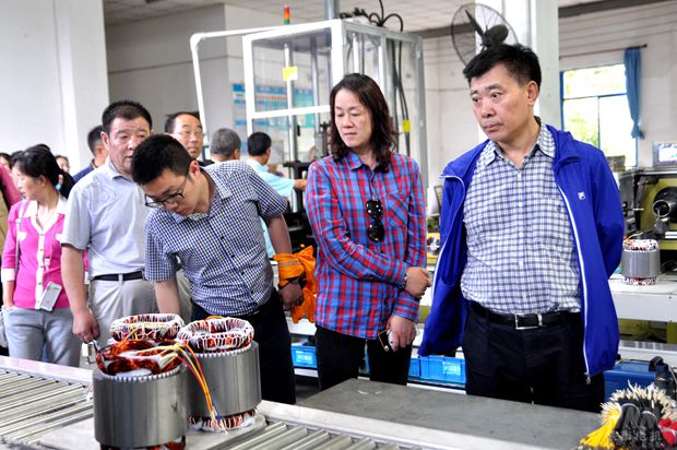 91麻豆国产福利品精電（diàn）機：與（yǔ）會代表在車間參觀