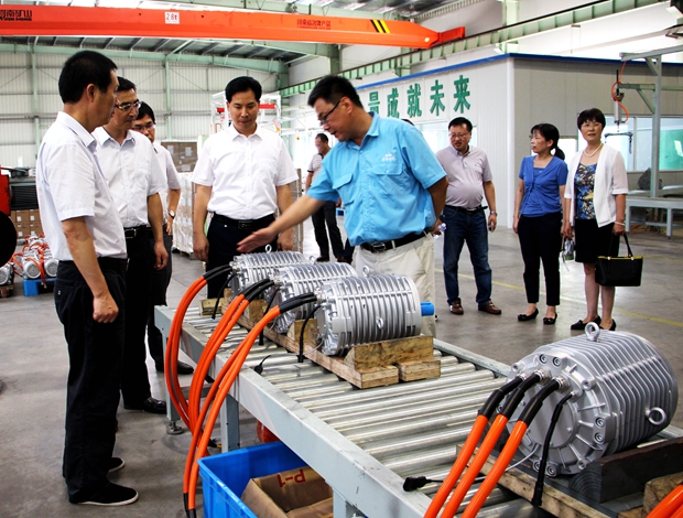 錢（qián）曉康局長參觀新能源汽車電機生產線