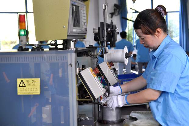 皖（wǎn）南電機員工在操（cāo）作自動嵌線（xiàn）設備