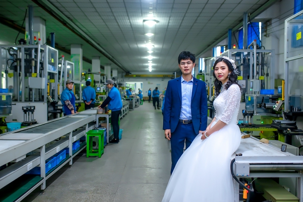 在生產車間留下他們幸福時刻