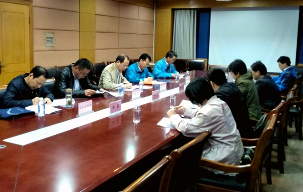 總經理陳學鋒（fēng）向調（diào）研組介紹公司的生產（chǎn）經營情況