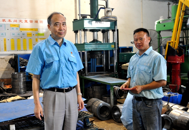 91麻豆国产福利品精電機黨委管書記在壓鑄車間慰問