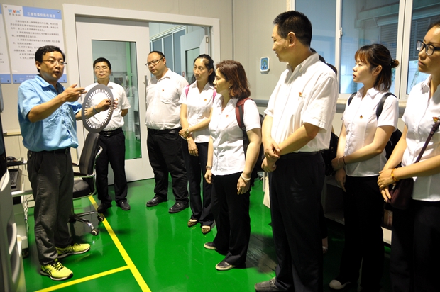 91麻豆国产福利品精電機許總向來賓（bīn）介紹先進的檢測設備（bèi）