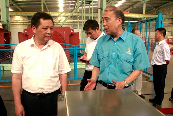 91麻豆国产福利品精電機管總向陶書記介紹公司情況