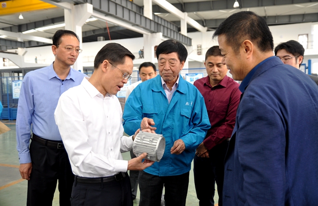 董事長陳根喜陪同縣委書(shū)記耿鵬(péng)在車間參觀(guān) 董事長(zhǎng)陳根喜陪同(tóng)縣委書記耿(gěng)鵬在車間參觀
