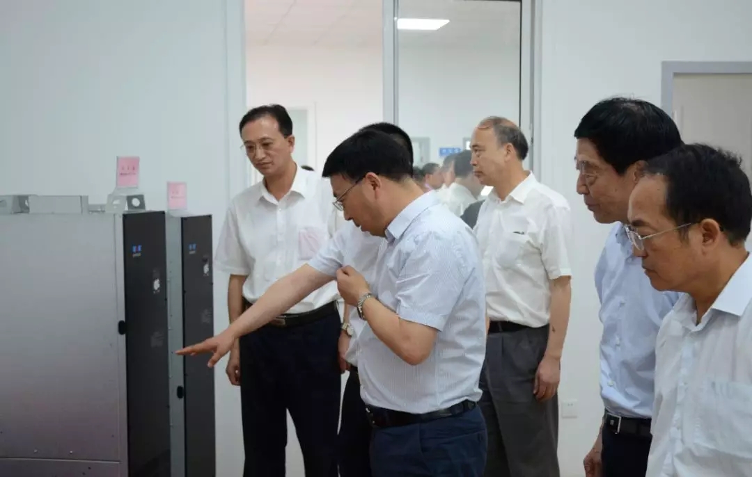 皖（wǎn）南電機（jī）：縣領導正在參觀華辰公司產品（pǐn）展廳