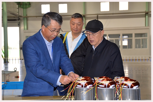 圖為中國機械工（gōng）業聯合會特別顧（gù）問蔡惟慈（右（yòu）一）、上海電器科學研究所(集團)有（yǒu）限公司黨委書記鄒孟奇（中）在公司副總經理孫躍（左（zuǒ）一）的陪（péi）同下參觀91麻豆国产福利品精電機生產車間