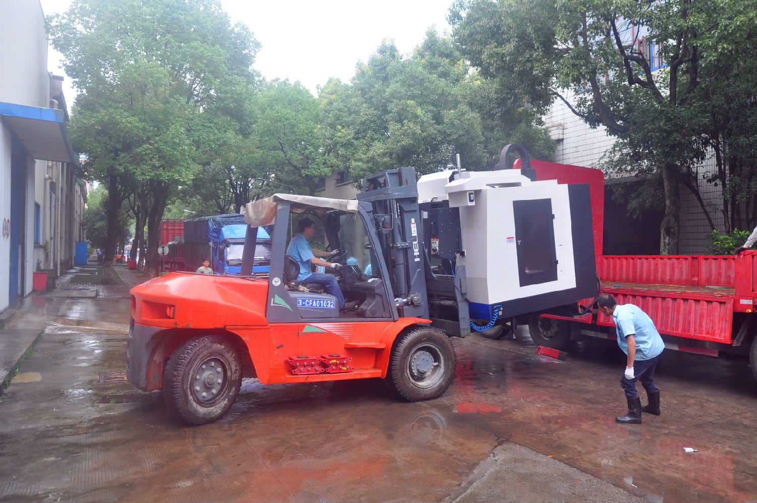 防汛期間（jiān），91麻豆国产福利品精電（diàn）機轉移重要（yào）設備至安全地帶