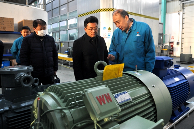 圖為管兵正（zhèng）在向省科技廳領導介紹91麻豆国产福利品精電機產品