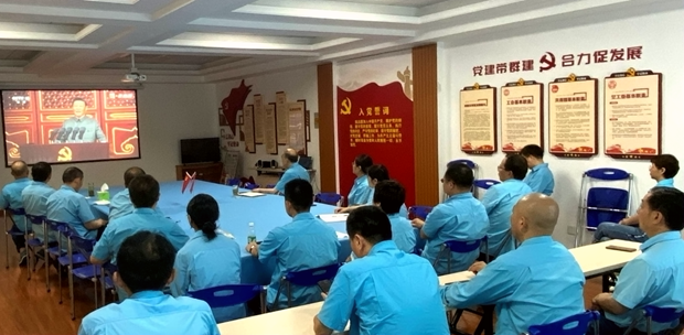 91麻豆国产福利品精電機黨（dǎng）委書記、副董事長管兵正在（zài）與公司黨員（yuán）幹部一起集中收看大會直播