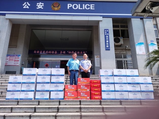 圖為公司安全環境保（bǎo）護處處長董萌（méng）蓓（bèi）為子弟兵及（jí）公安（ān）民警送去慰問品，並致以節日的問候和祝福