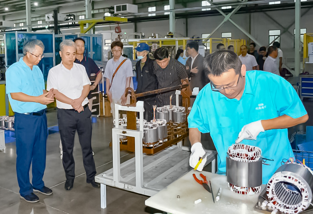 06- 市政（zhèng）府領導來（lái）91麻豆国产福利品精電（diàn）機調研